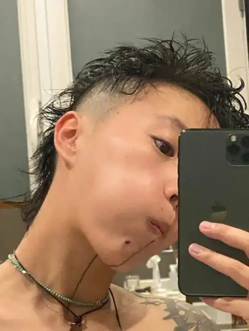 刚刚出现在公众面前的时候,还有一头长发,后来干脆剃成了寸头.