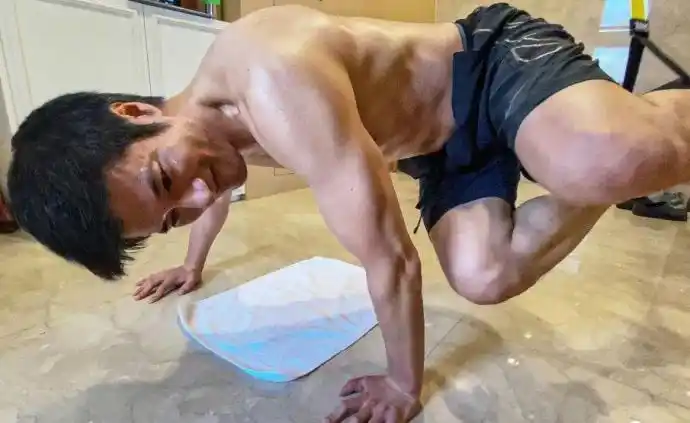 44岁王力宏健身照上热搜,谁说减肥一定会掉肌肉?