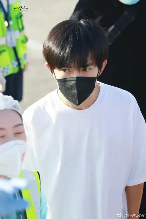 易烊千玺超话#易烊千玺#深圳机场出发7615好久不见的t恤短裤今日