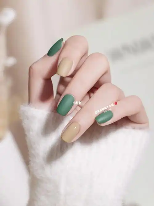 显白磨砂感跳色美甲