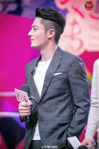 霍建华时尚芭莎封面# 在寒潮来临的时候,你的笑就如同一缕春风,融化