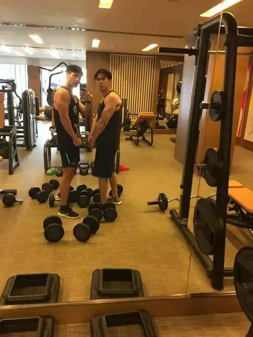 晒跑步配速,和彭于晏一起撸铁!最近,明星流行晒运动圈粉