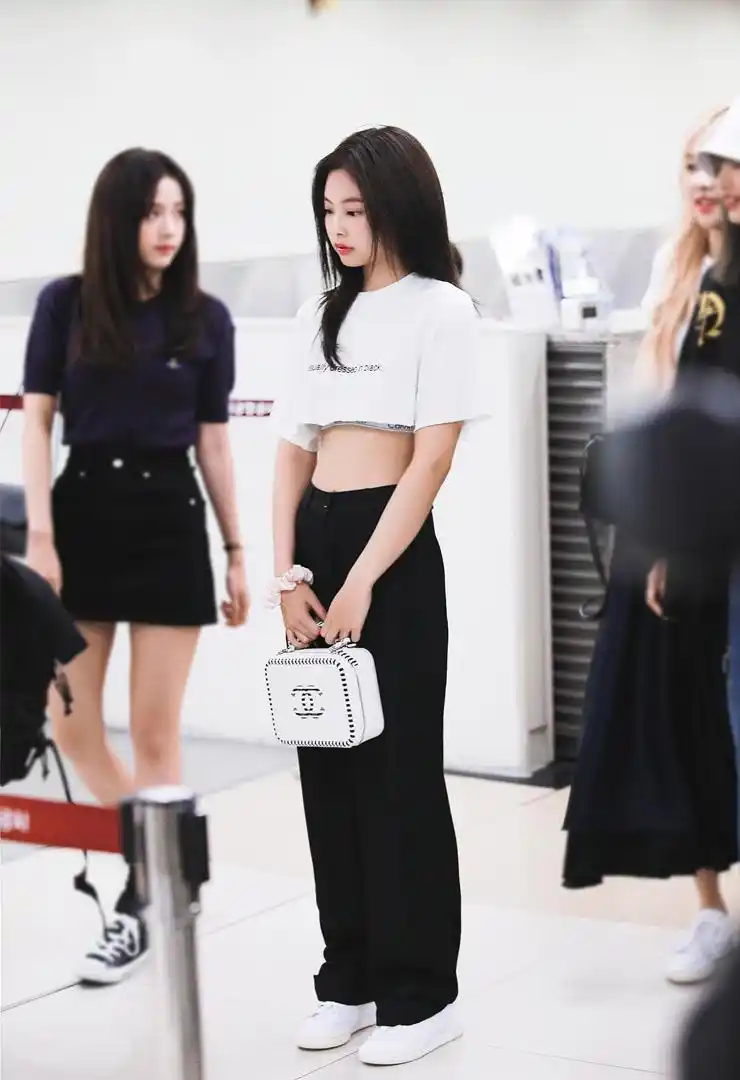 金智妮机场又出新造型,把t恤剪到腋下,就为了秀一把"蚂蚁腰"_香奈儿