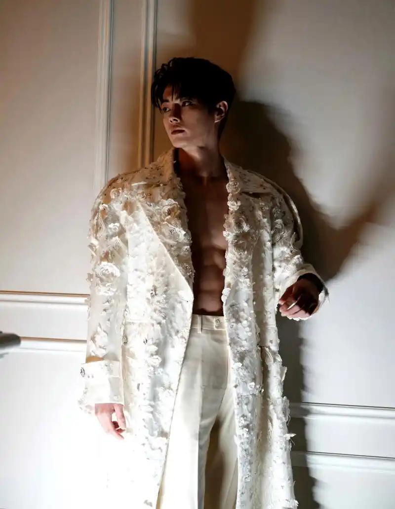 许凯走红毯秀腹肌,不知惊艳了多少人!