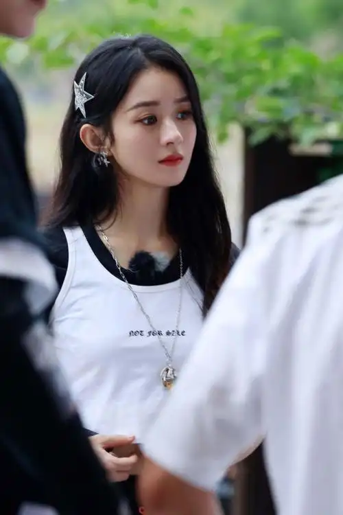 原创《中餐厅》相约武汉,赵丽颖休闲穿搭亮相,清新时尚小蛮腰抢镜