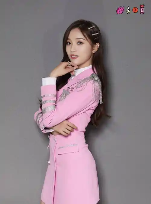 吴宣仪一段时间只做一件事,在经纪人说顶流也同时接多个活动后,艺人