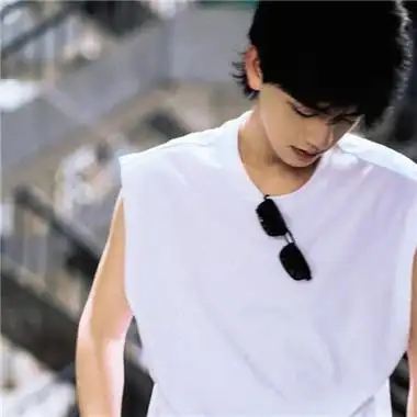 帅气男生头像超有氛围感 很帅的成熟男生头像