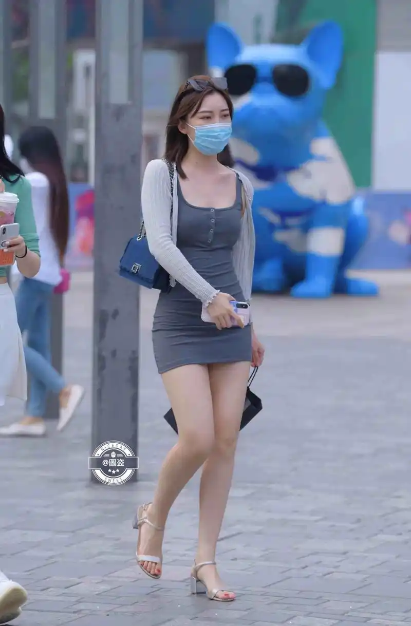 凹凸紧致的包臀裙美女,时尚休闲又百搭,穿出气质