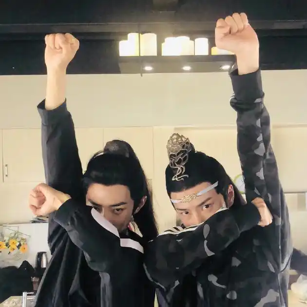 肖战凌晨晒合影为王一博庆生还在线打假高仿号