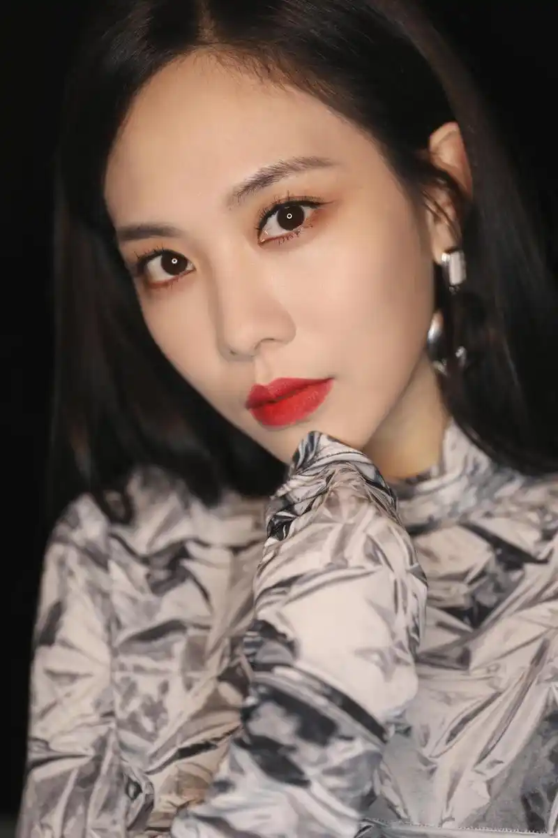 missa成员王霏霏率性演绎男友风 烈焰红唇气场十足_高清图集_新浪网