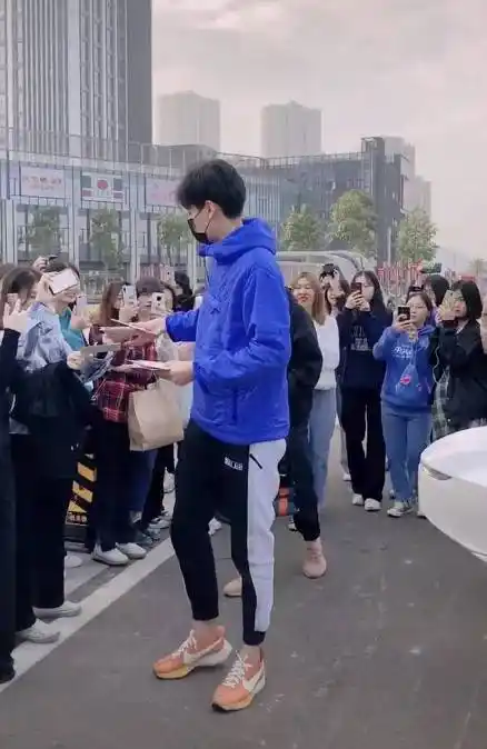 胡一天的官方身高有188厘米,将近190厘米,往普通人群里一站,几乎就是