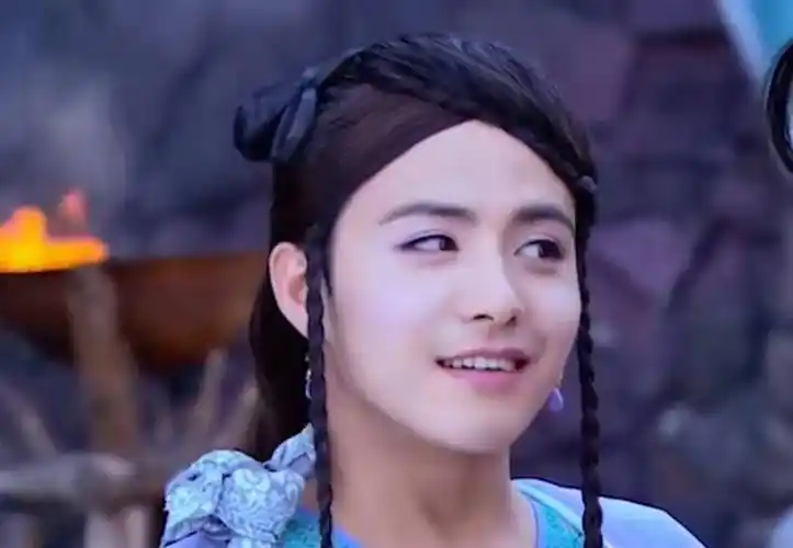 而他在《古剑奇谭》里的女装扮相,丝毫没有违和感,竟然看上去还很漂亮