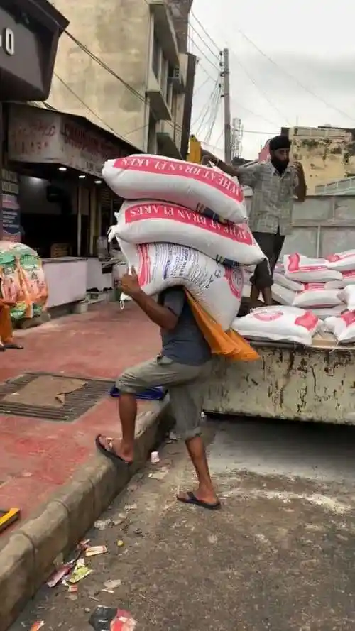 这个男人肩膀上扛着一个家庭,每个人都在为了生活而努力