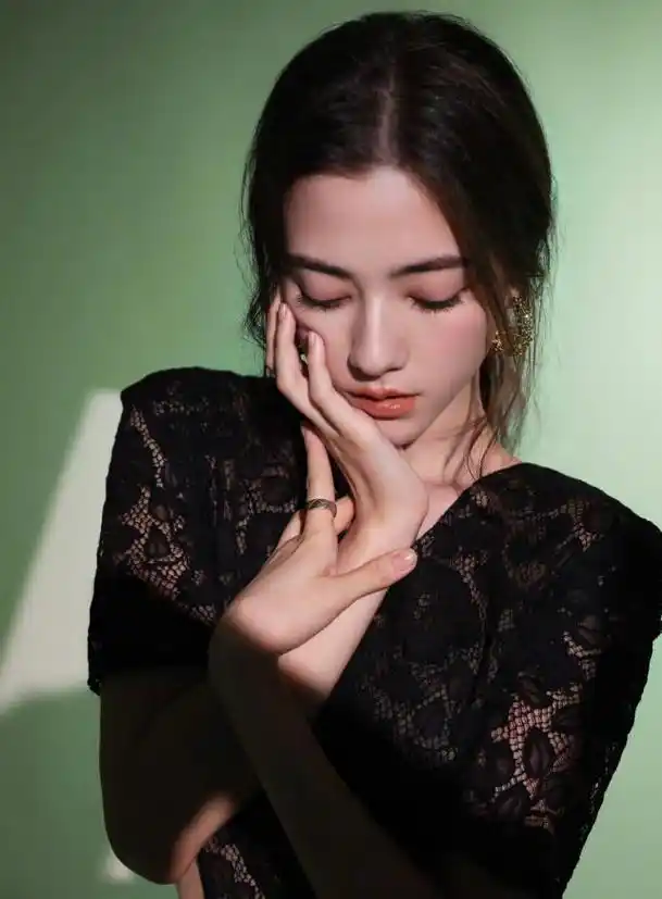 "苏妲己"娜然袁泉靓丽合影!混血美女身材曼妙太妖艳