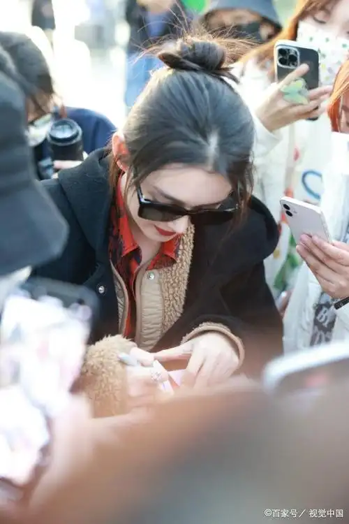 演员蒋依依现身首都机场 衣品很赞