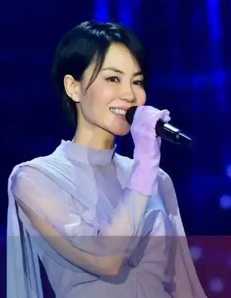 51岁王菲生图照被疯传,近距离拍摄的那种,漂不漂亮一眼看出_天后_少女