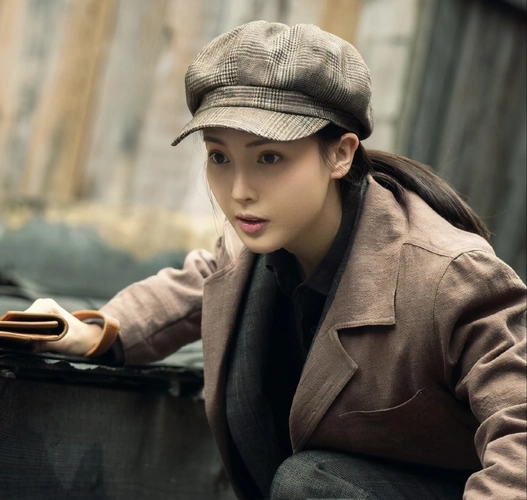 《隐秘而伟大》金晨复古穿搭却很帅,长相甜美的你,这样穿也可以