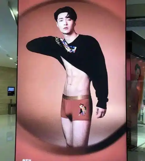 谁能吃得消这种……而当我看到张艺兴给某品牌代言的内裤的这张海报