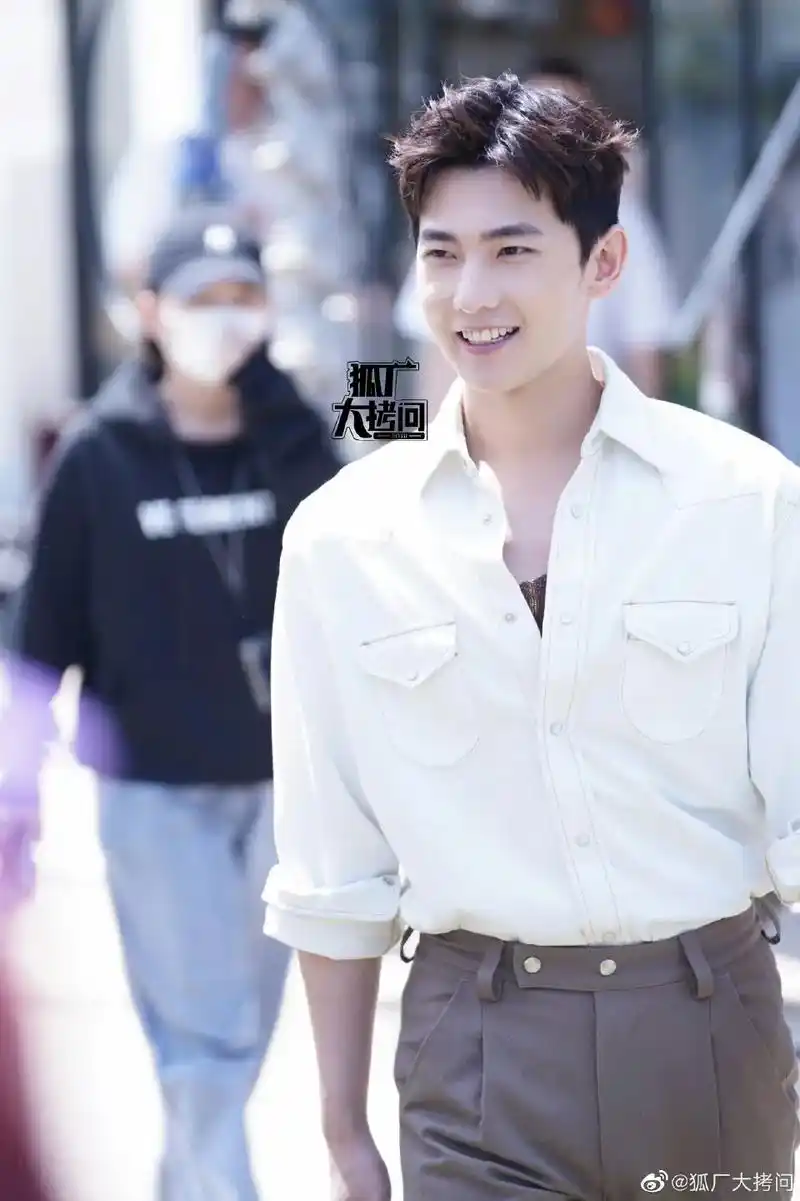 杨洋今日活动生图 春日白衬衫造型清新帅气,笑起来好苏[送花花 - 抖音