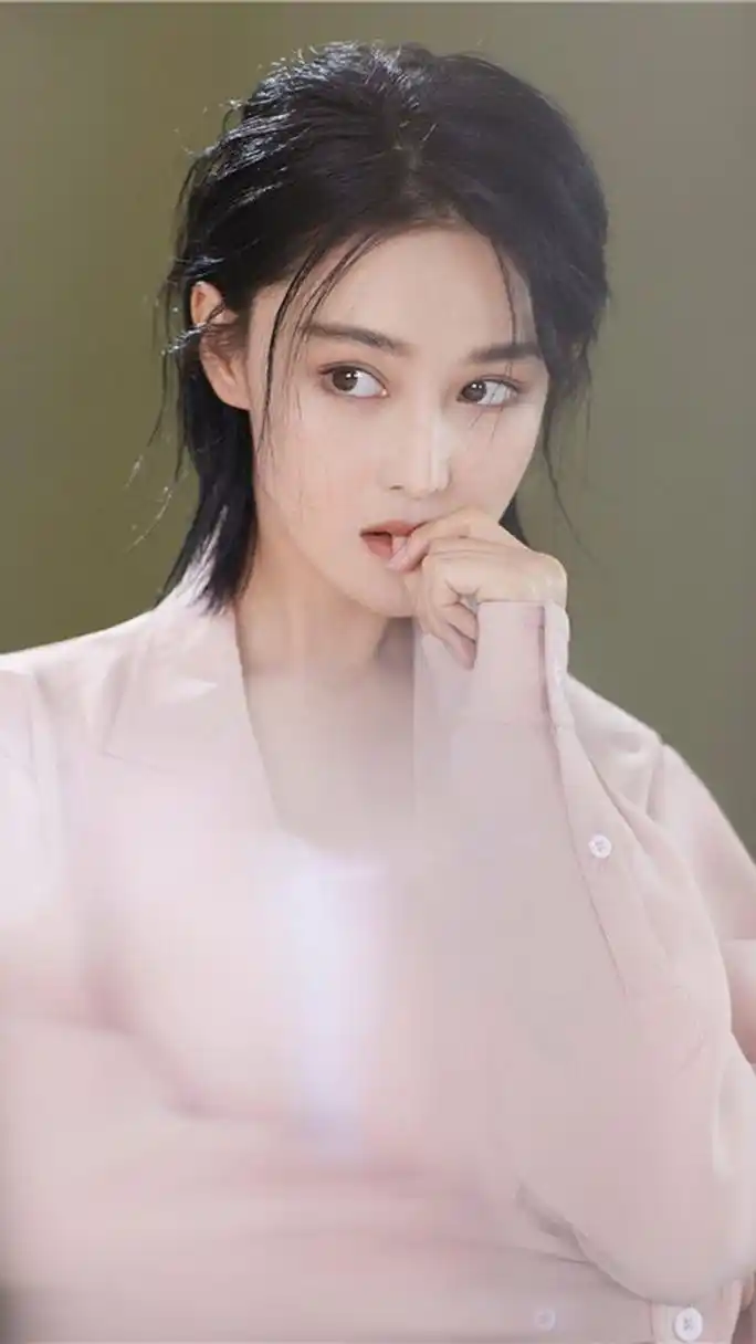 张馨予手机壁纸,干练中透着温柔,精致而不失优雅