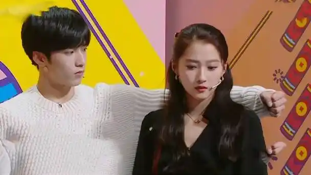 刘耀文关晓彤初次见面,小刘就腼腆索要拥抱!