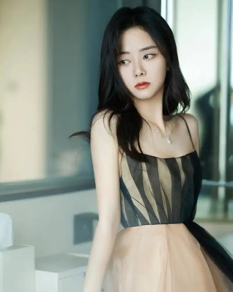 谭松韵# 一抹暗金抹胸礼服,又甜又美!