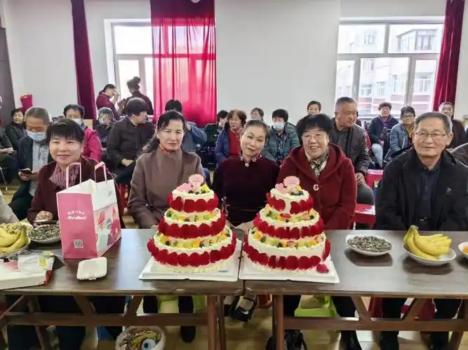 别样生日会情暖老人心