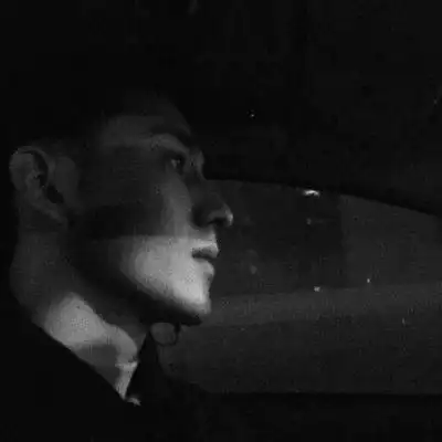 黑白男头:我们都是在夜里崩溃过的_男生头像_我要个性网