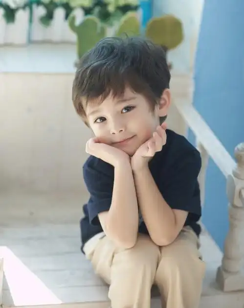 首页 图片大全 卖萌可爱小孩表情图片