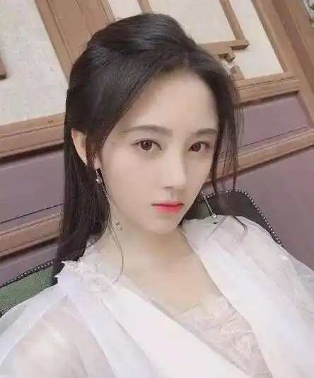 鞠婧祎半夜公开卸妆照零点就删除这素颜很多人没见过