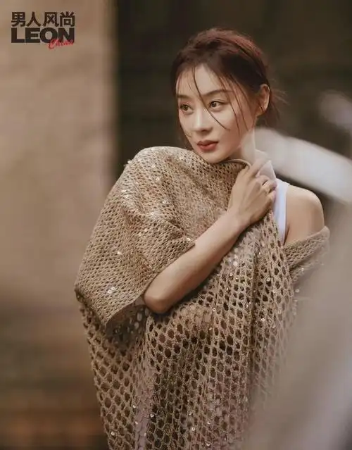 37岁袁姗姗登男人风尚封面镂空长裙曲线傲人葫芦身材绝了