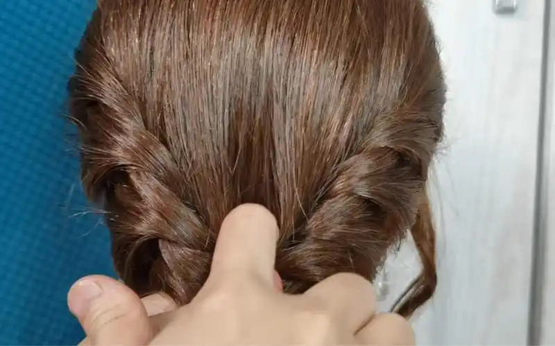 扎一款中国风的旗袍盘发,这个方法简单发型又好看,很显古风感