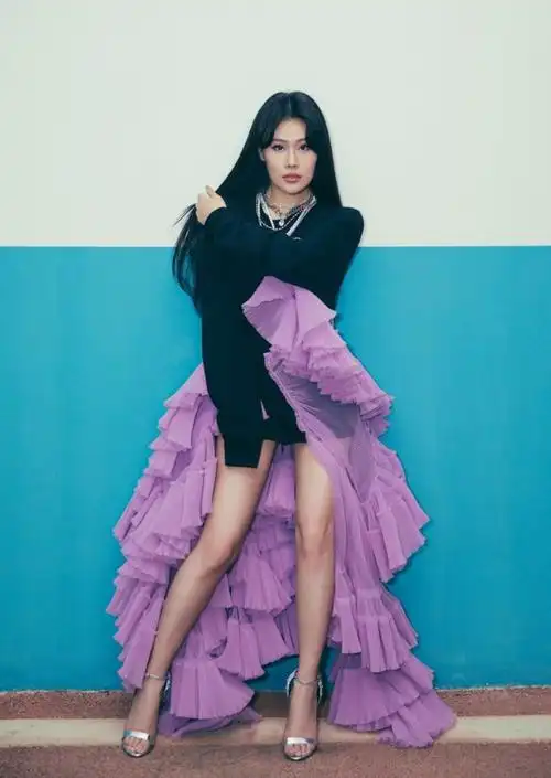 袁娅维真会"玩",黑色卫衣上拼接紫色轻纱,秀大长腿个性吸睛