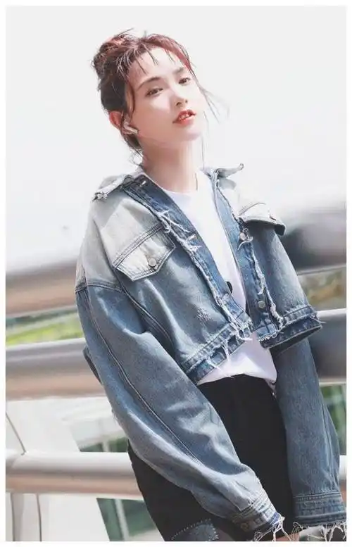 网上给出的身高数据是1米58,在娱乐圈这个身高真的很短.