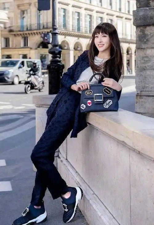 毛衣搭牛仔裤真好看!唐嫣衣品真出众,十足少女范儿!_黑色_卫衣_显得