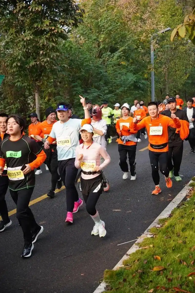 "#马拉松 #比赛现场#官方照片#一起跑过就是我们 #保持热爱奔赴山海