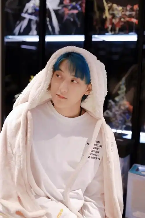 黄子韬粉色兔耳朵睡袍好可爱