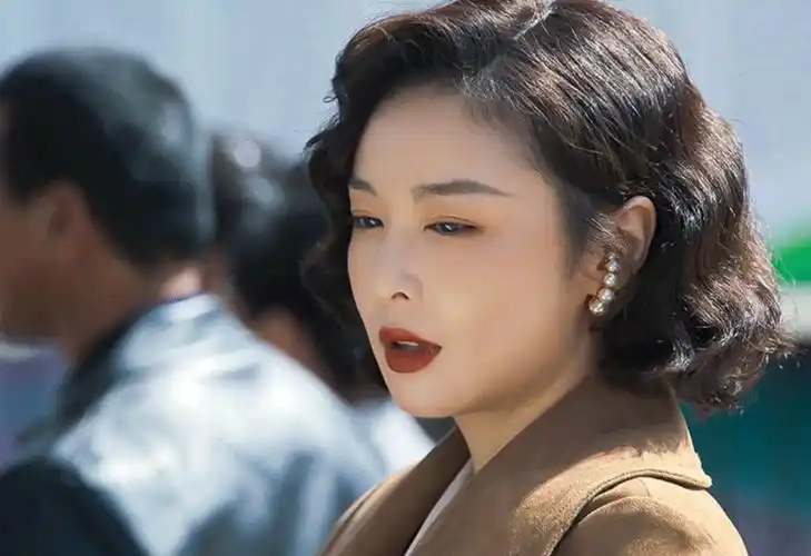 江疏影|发型对气质的影响真大,看《狂飙》大嫂就知道,村姑和大佬的