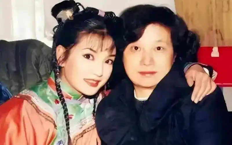 赵薇母亲魏启颖儿子离婚分走52亿女儿消失荧屏丈夫也去世
