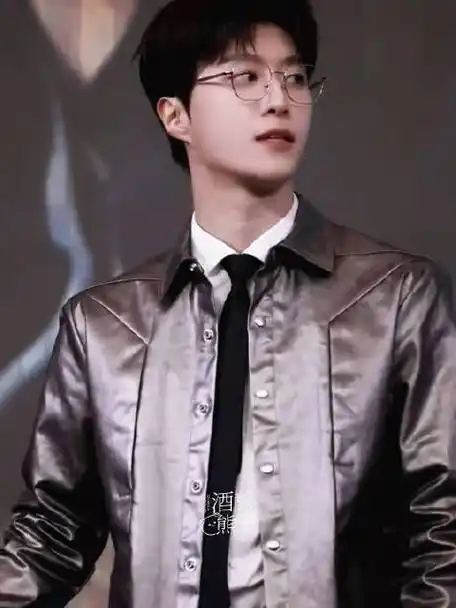 我真的大喊一句老公.范丞丞戴眼镜就是要我的命.