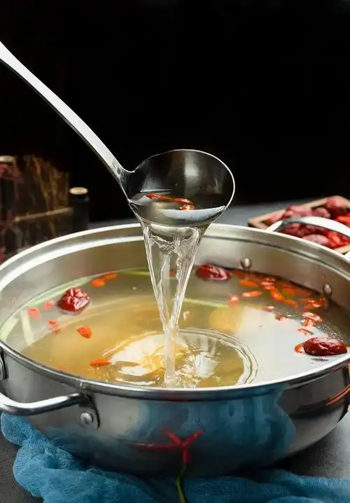 滋补的牛骨清汤锅底清甜又爽口,热腾腾的一碗鲜汤,加点芹菜,好喝到停