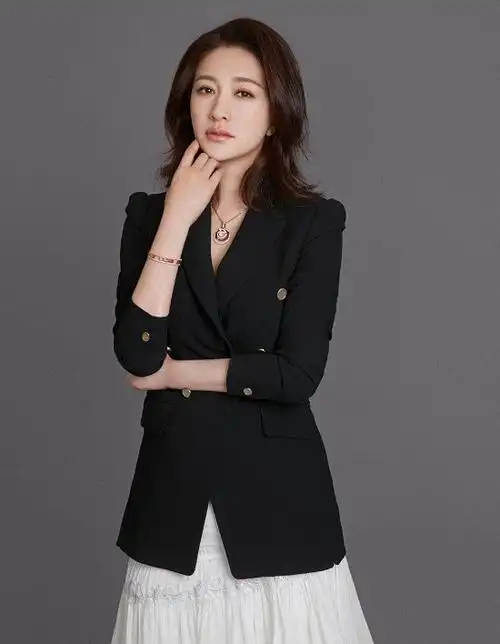 李小冉生日之际终于高调!一袭白纱配西装高级优雅,哪像43岁?