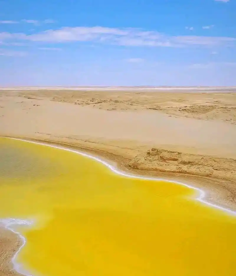 大西北最美的黄色盐湖,这里是俄博梁的硫磺湖