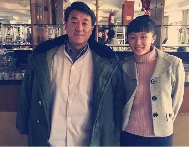 演员何冰为何结婚几十年0绯闻看看妻子是谁就知道了