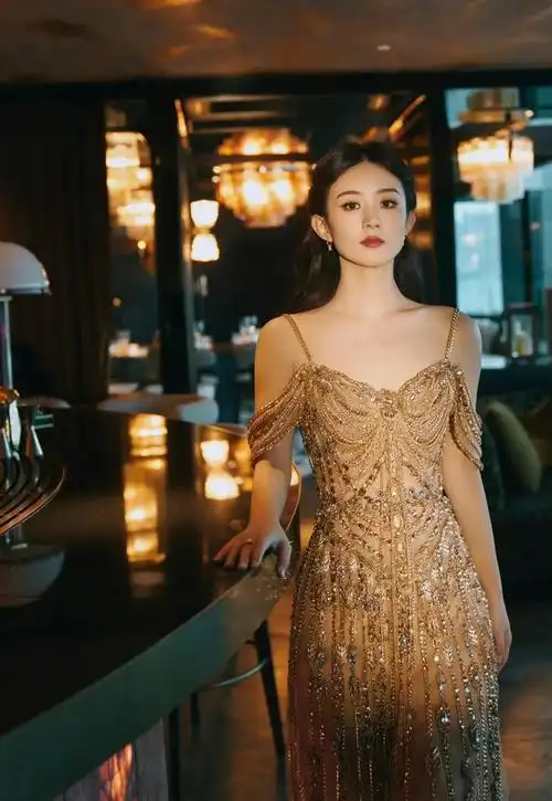 香港这夜:赵丽颖美艳人气旺,梁朝伟萌刘嘉玲气场足,张艺谋压轴|女明星