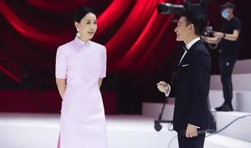 24年后59岁的刘德华和53岁的那英再次唱响《东方之珠》,珠联璧合