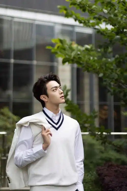 2021年4月28日,许凯拍摄的一组写真曝光.