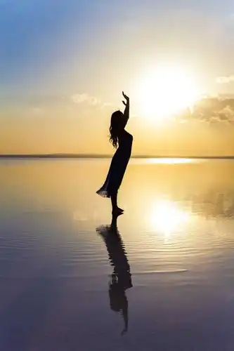 湖面上的美女图片-阳光下站在湖面上的美女素材-高清图片-摄影照片-寻