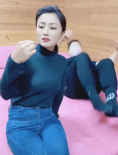 还撞脸了央视主持人周涛,还有他的儿子,也神似如今的小鲜肉艺人王俊凯