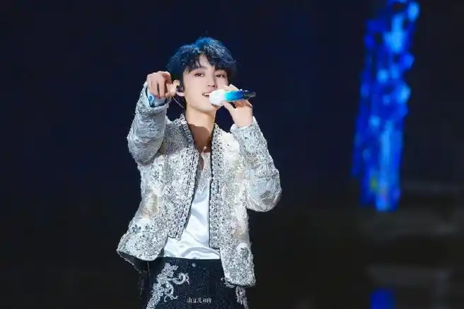 灯光是蓝绿红橙的 凯子心情是黑色的#科长有种不顾王俊凯死活的宠爱